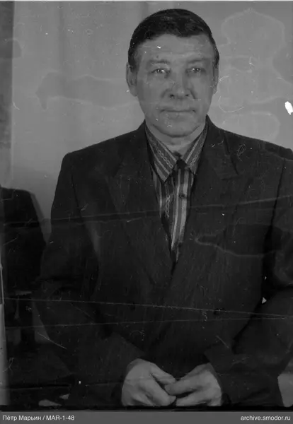 Портрет мужчины в темном пиджаке
