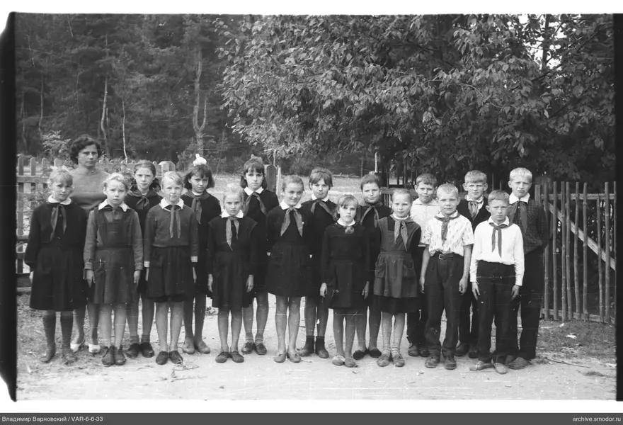 Gruppenporträt von Kindern und Frau