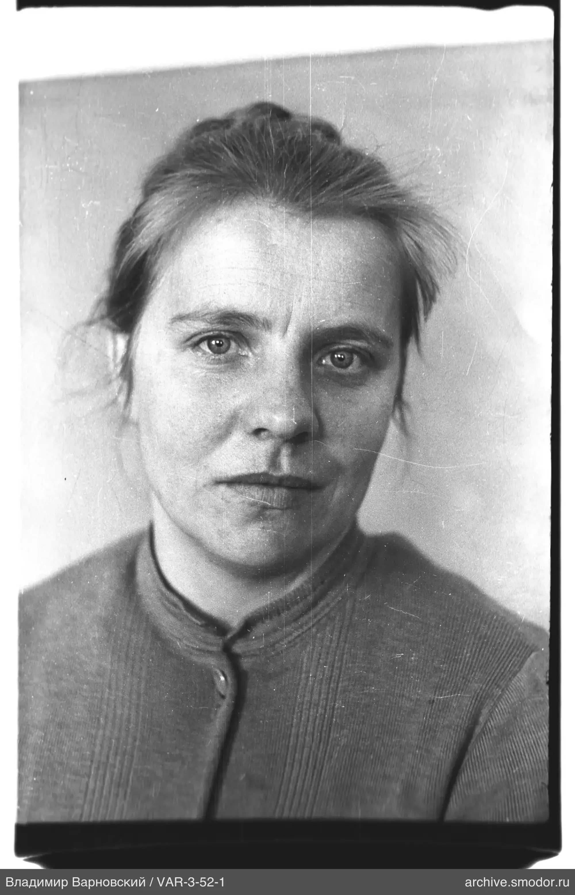 Портрет женщины в светлом свитере