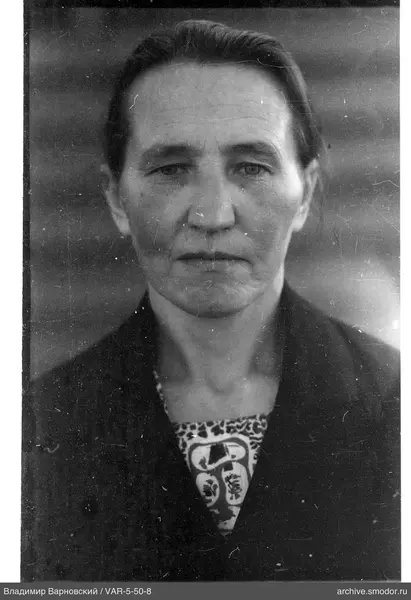 Porträt einer Frau in dunkler Jacke
