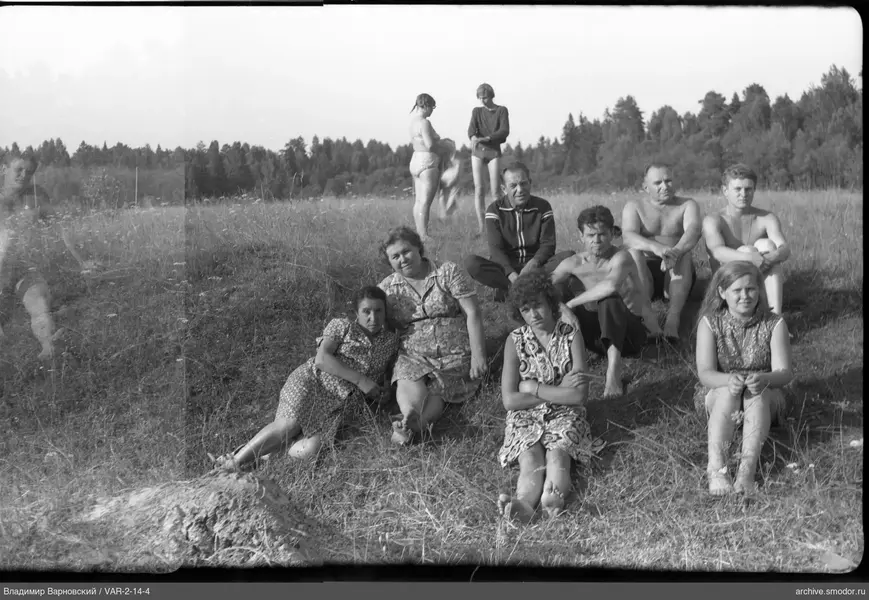 Группа людей на траве