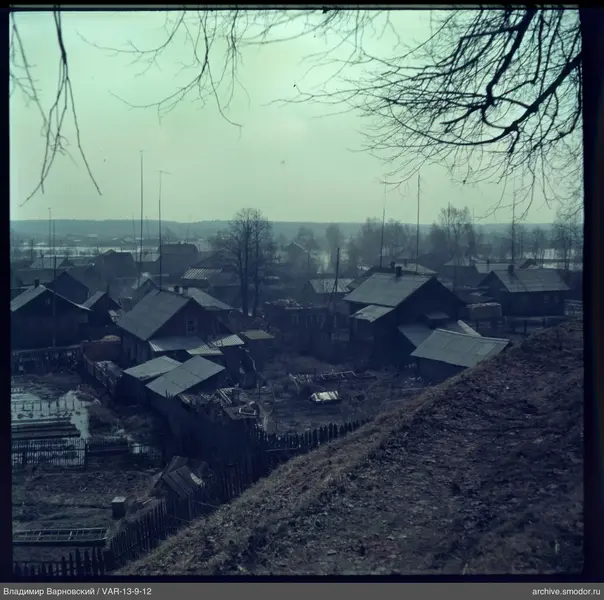 Dorf mit Holzhäusern