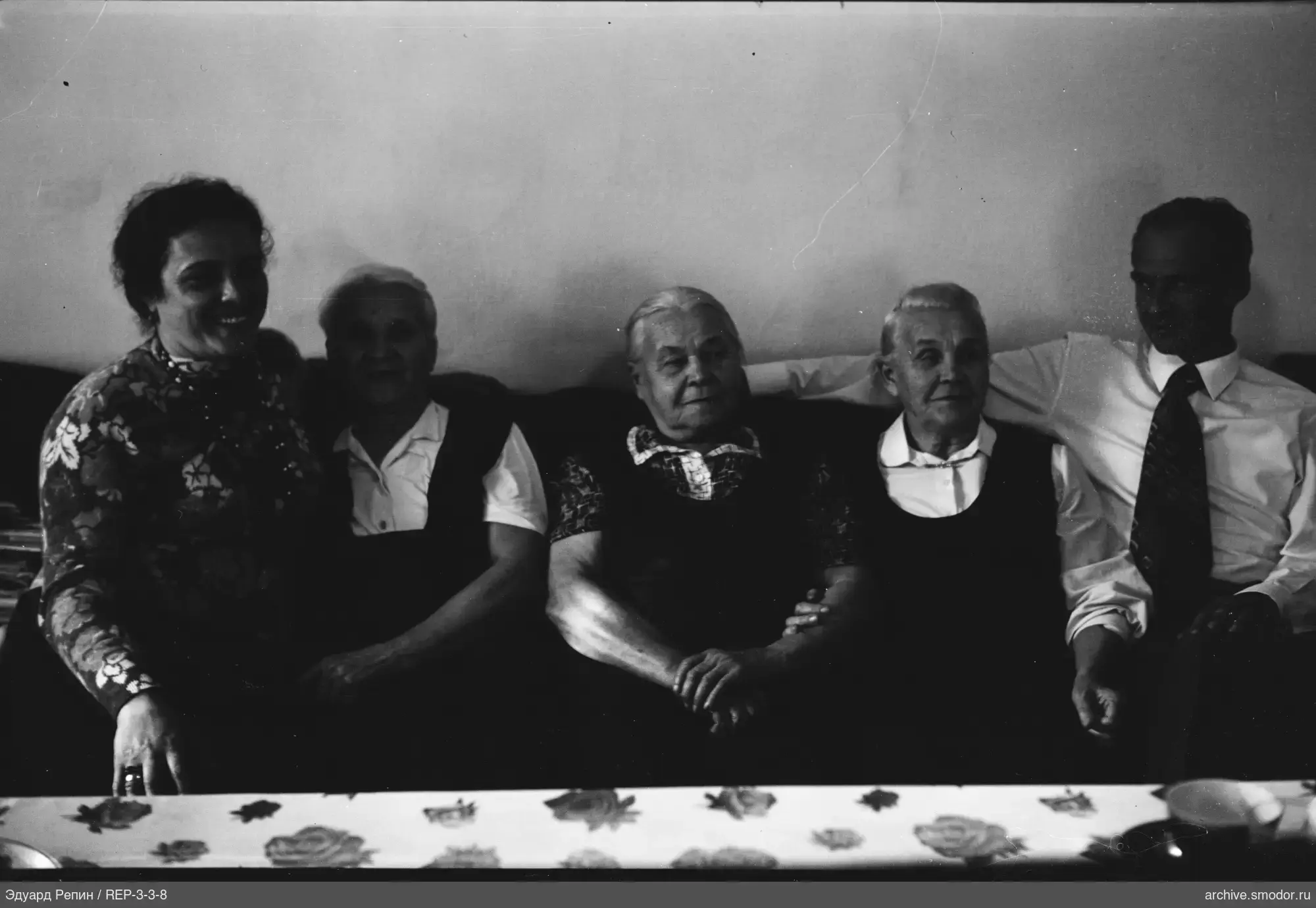 Gruppe von Menschen auf einem Sofa