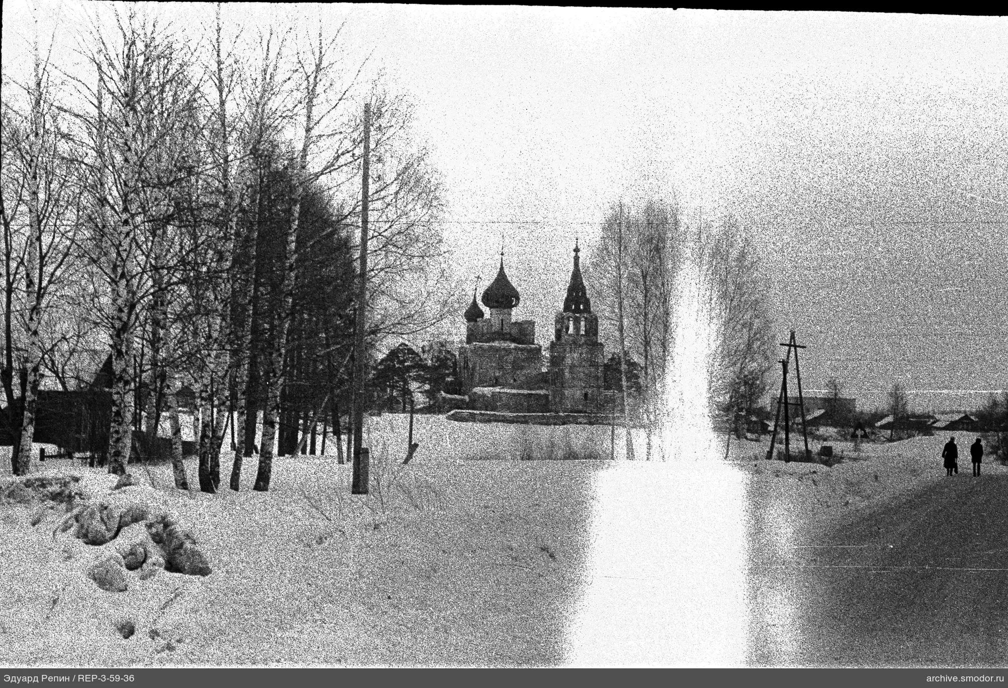 Пейзаж с церковью и людьми на дороге