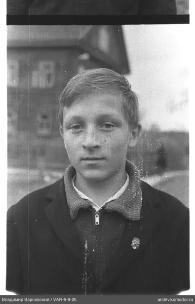 Porträt eines Jungen in Jacke und Pullover
