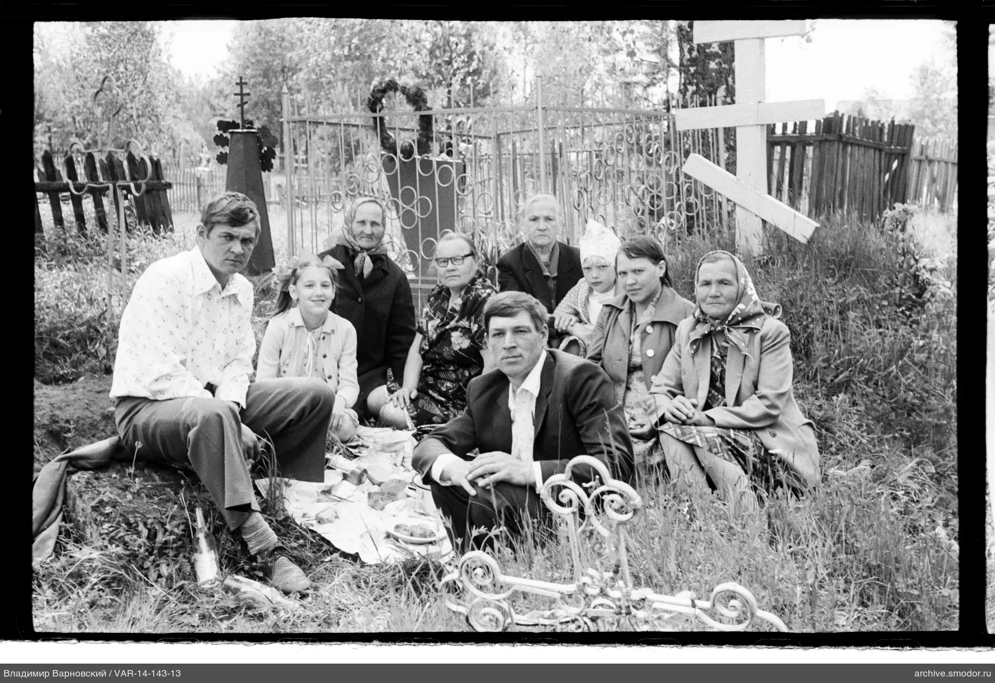 Gruppe am Friedhof mit Kreuzen und Denkmälern