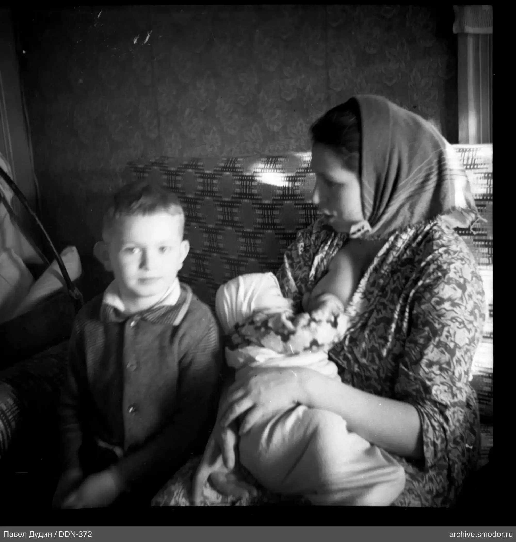 Frau mit Baby und Junge