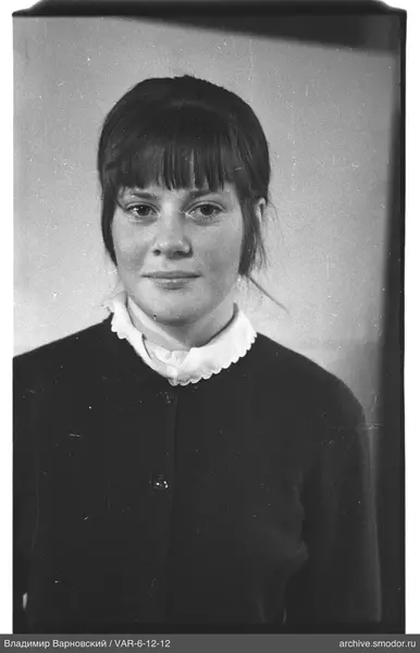 Porträt einer Frau im dunklen Cardigan