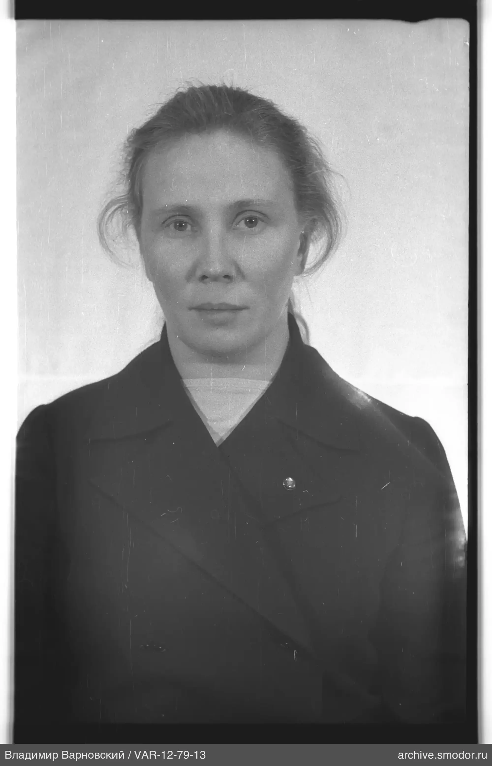 Портрет женщины в тёмном пальто