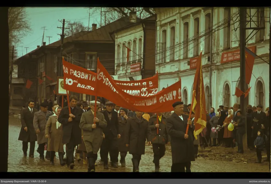 Gruppe mit roten Bannern auf Straße