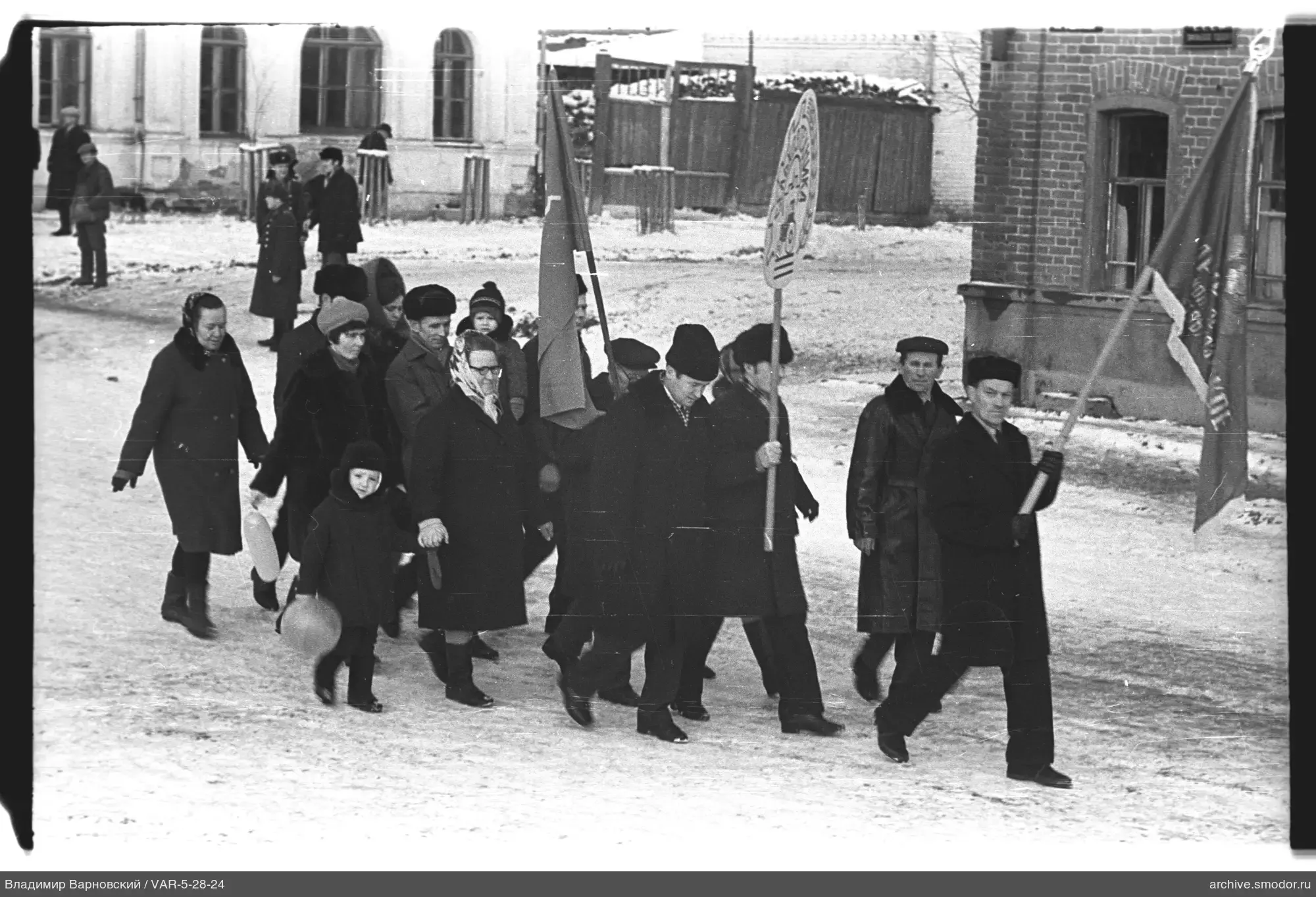 Gruppe von Menschen auf verschneiter Straße