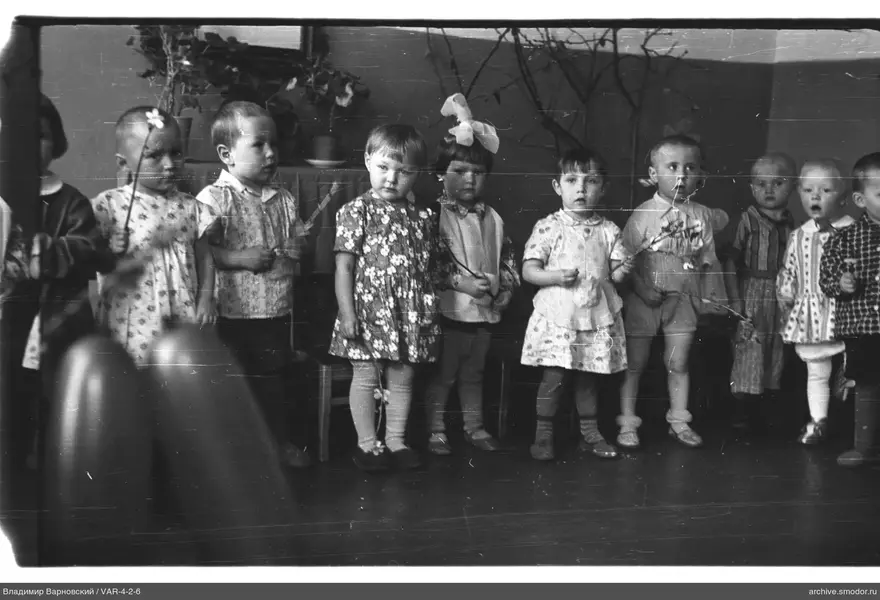 Gruppenporträt von Kindern an der Wand