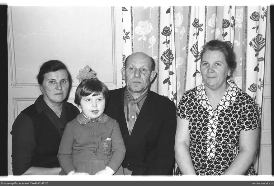 Группа людей на портретной фотографии