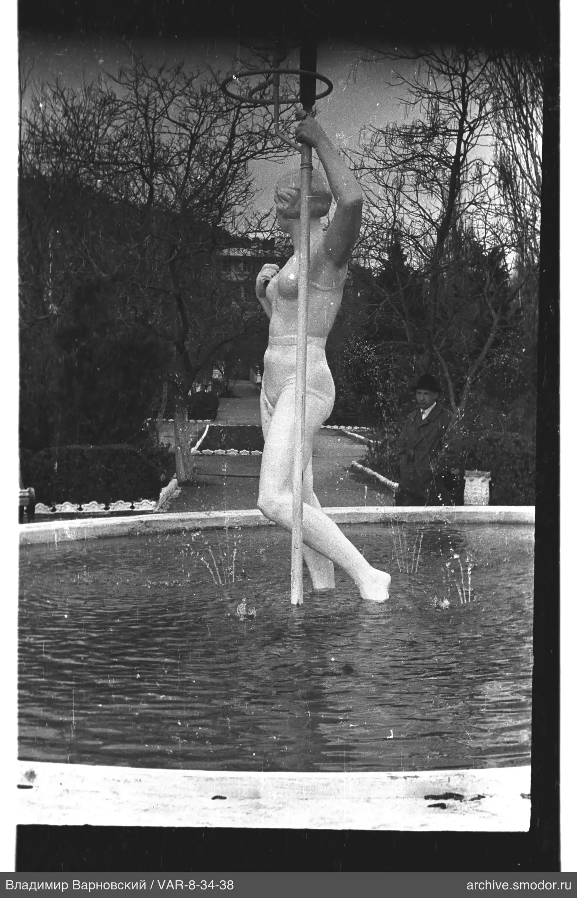 Skulptur einer nackten Frau im Brunnen mit Mann