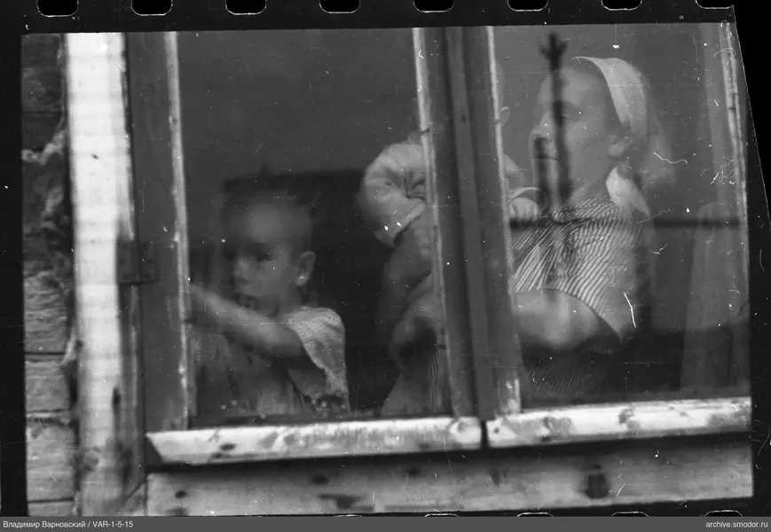 Frau mit Kind und Junge durch das Fenster