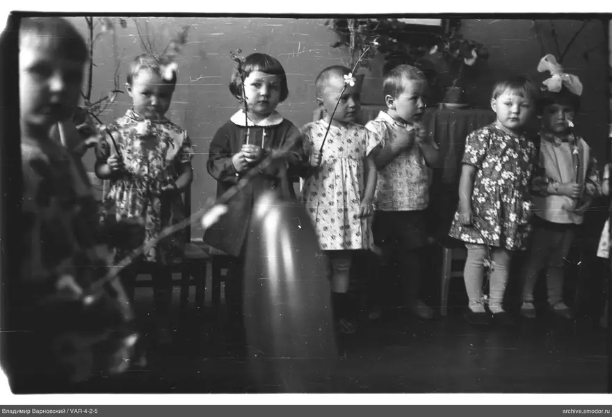 Gruppe von Kindern mit Blumenzweigen
