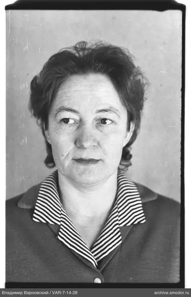 Porträt einer Frau in dunkler Jacke