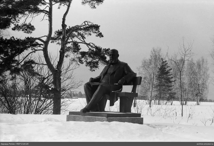 Bronzeskulptur eines sitzenden Mannes