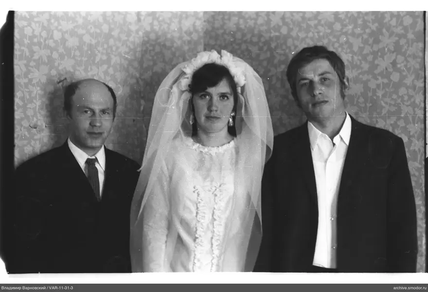 Gruppenporträt mit Frau im Hochzeitskleid