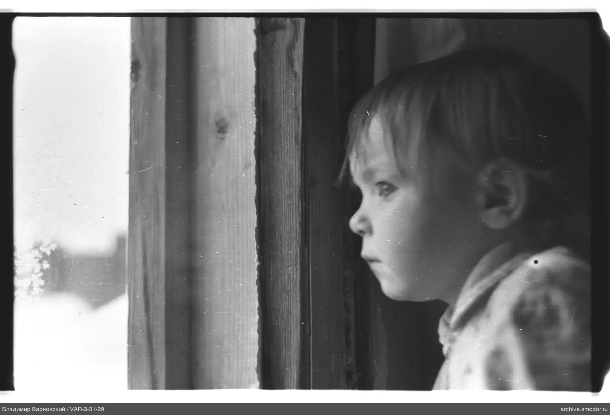 Kind im Profil am Fenster