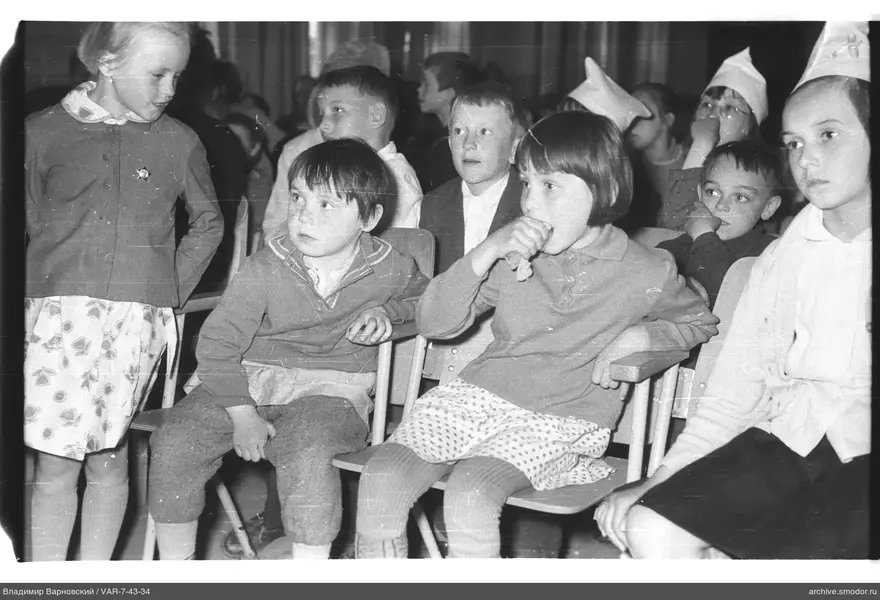 Gruppe von Kindern im Raum