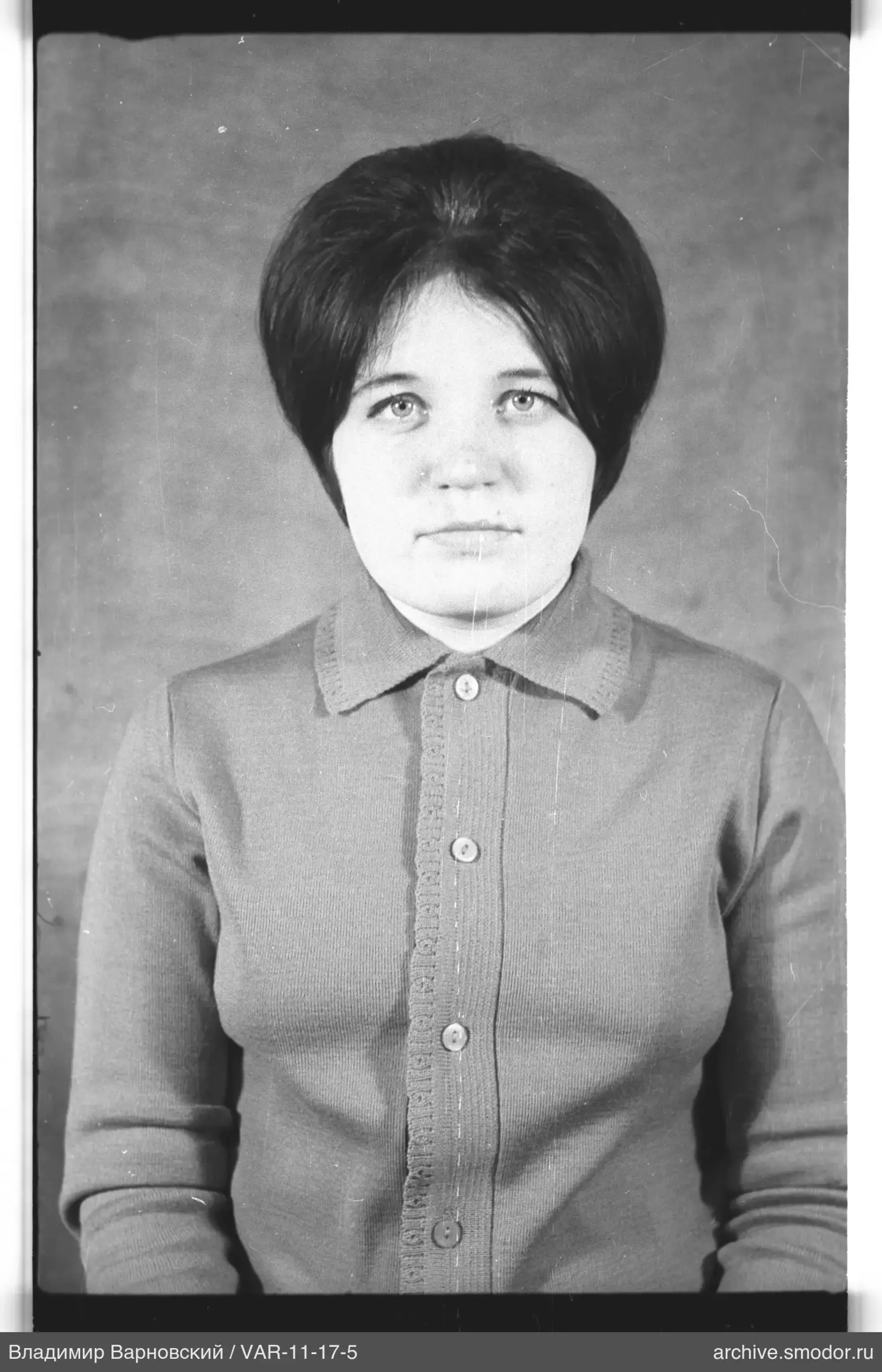 Porträt einer Frau in hellem Cardigan