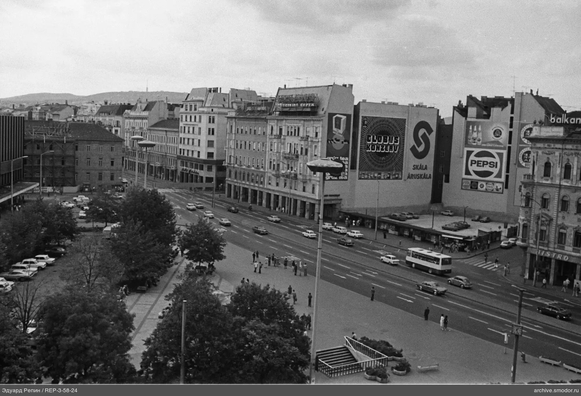 Городская улица с автомобилями и зданиями