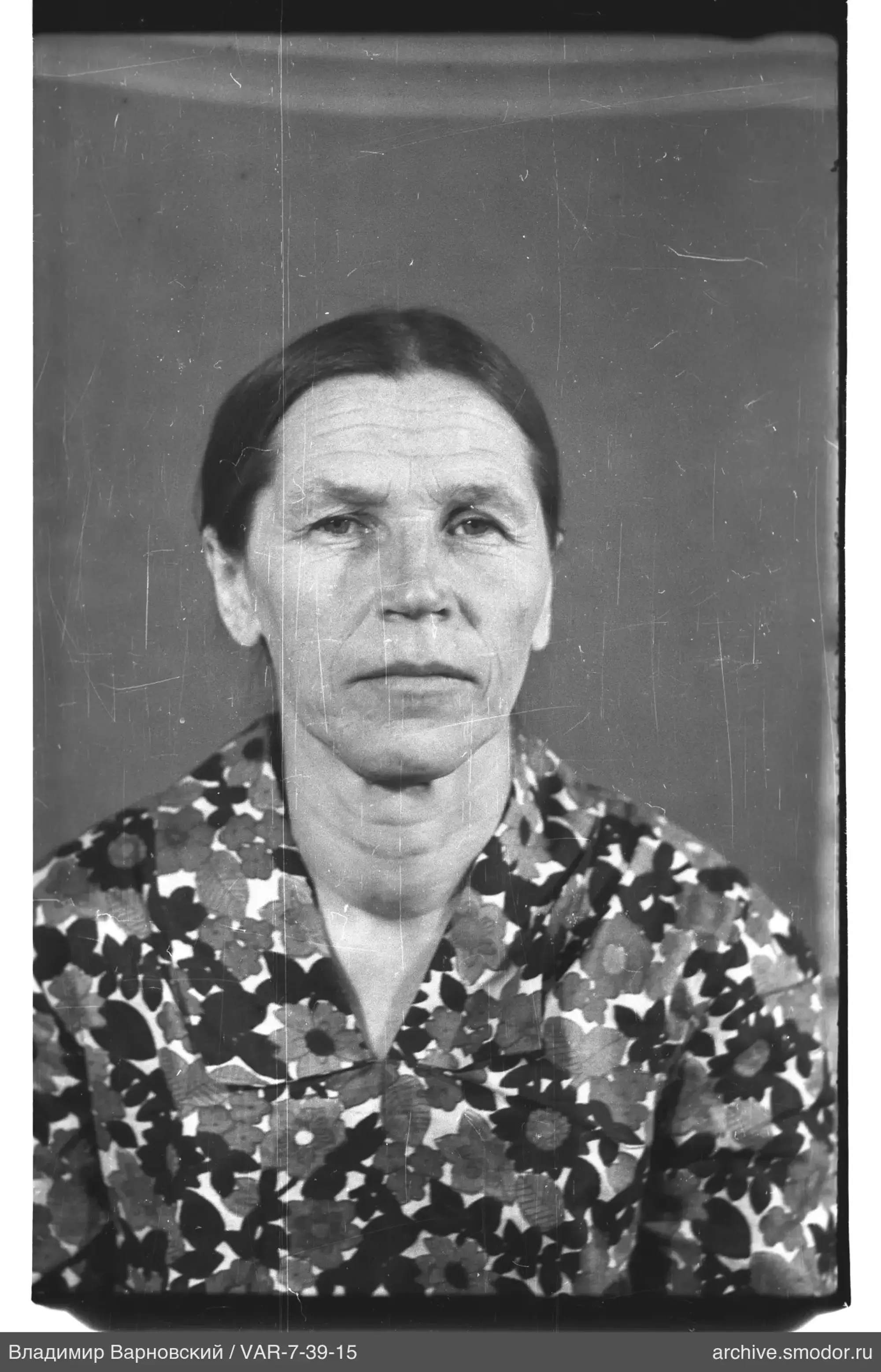Porträt einer Frau mit Blumenmuster