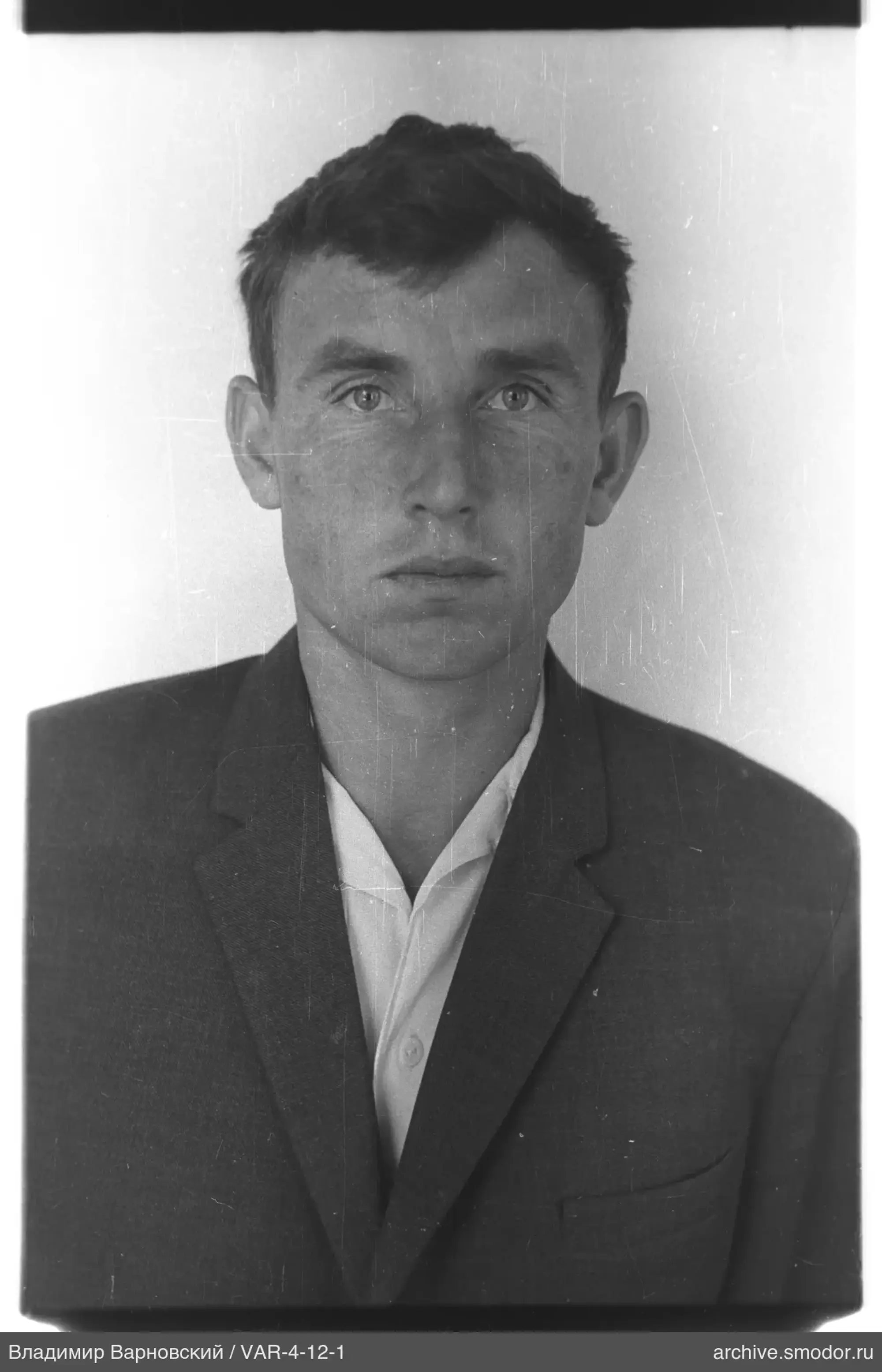 Porträt eines Mannes in Jacke und Hemd