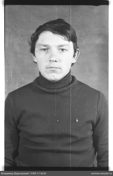 Porträt eines Mannes in dunklem Pullover