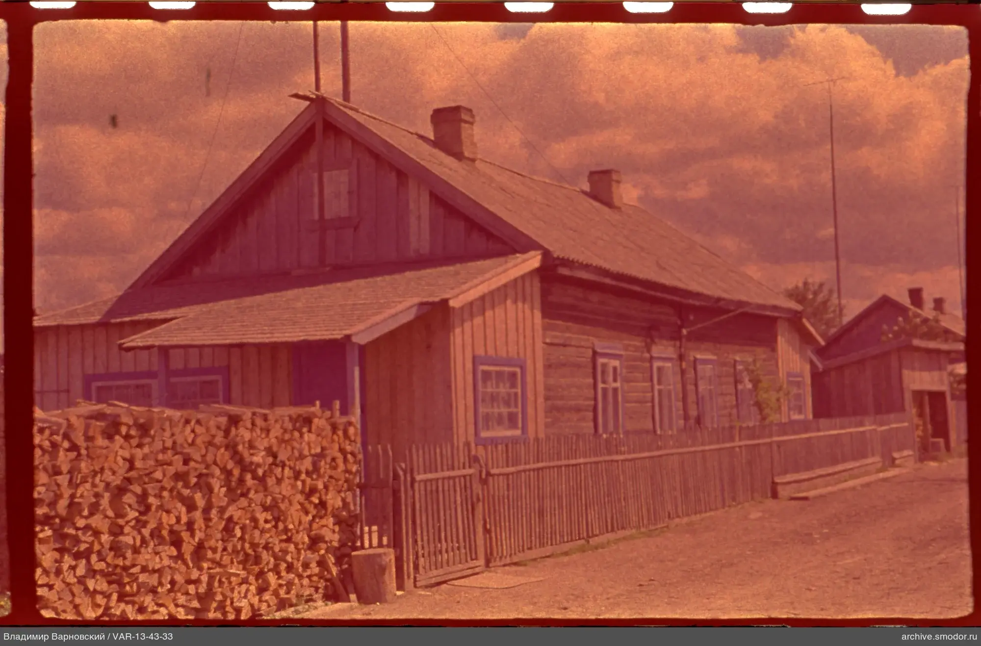 Holzhaus mit Brennholz und Schuppen