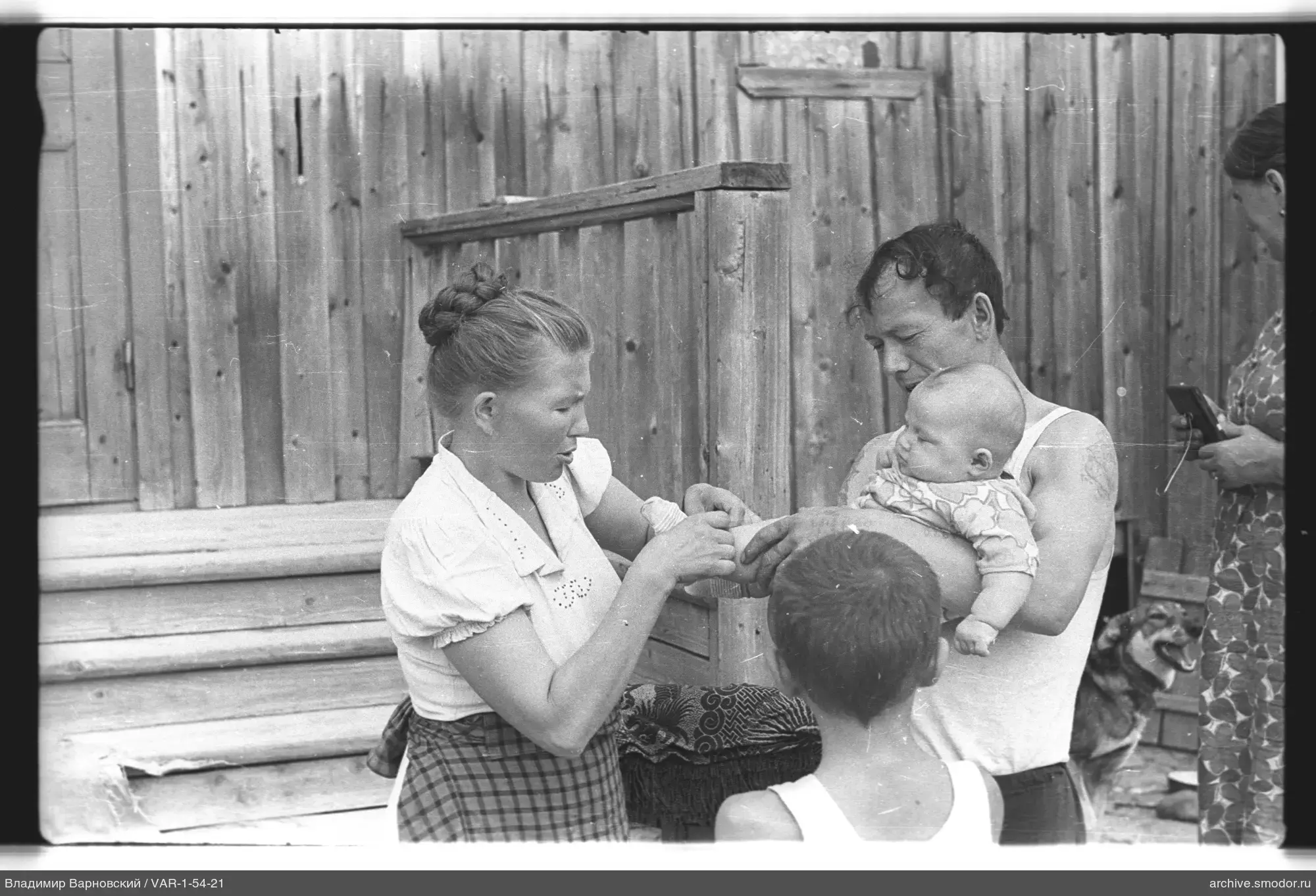 Familie vor Holzzaun
