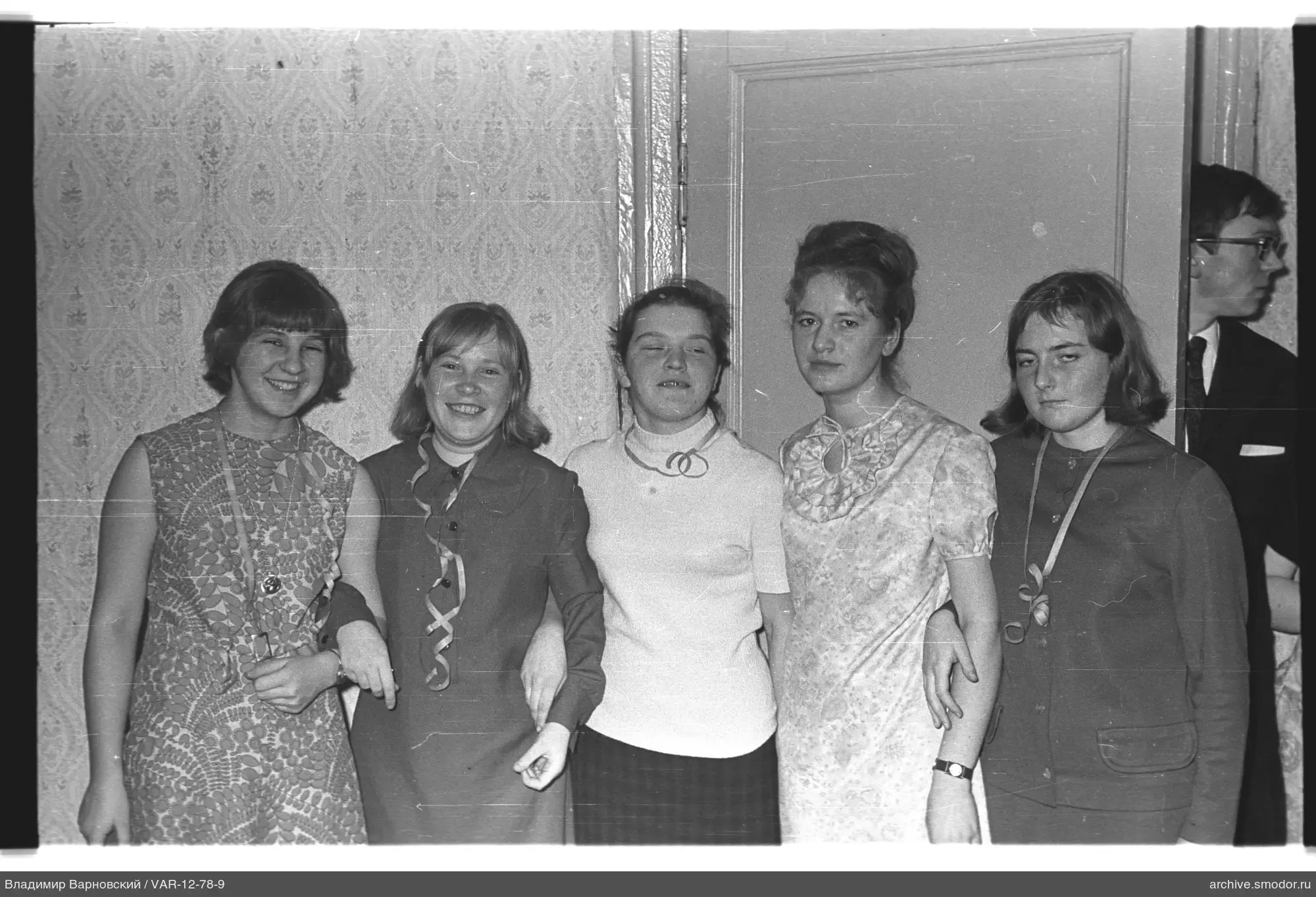 Gruppenporträt von Frauen und einem Mann