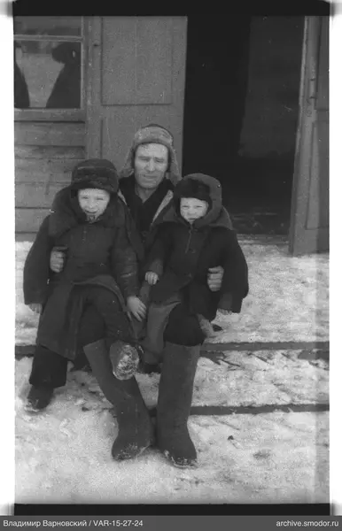 Группа на снегу у деревянного здания