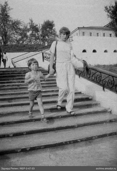 Frau und Kind auf Treppen