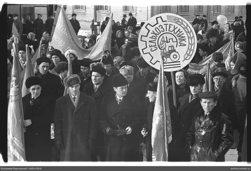 Gruppe mit Fahnen und Bannern auf der Straße