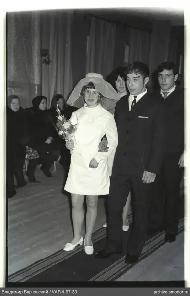 Junge Frau mit Blumenstrauß und Mann