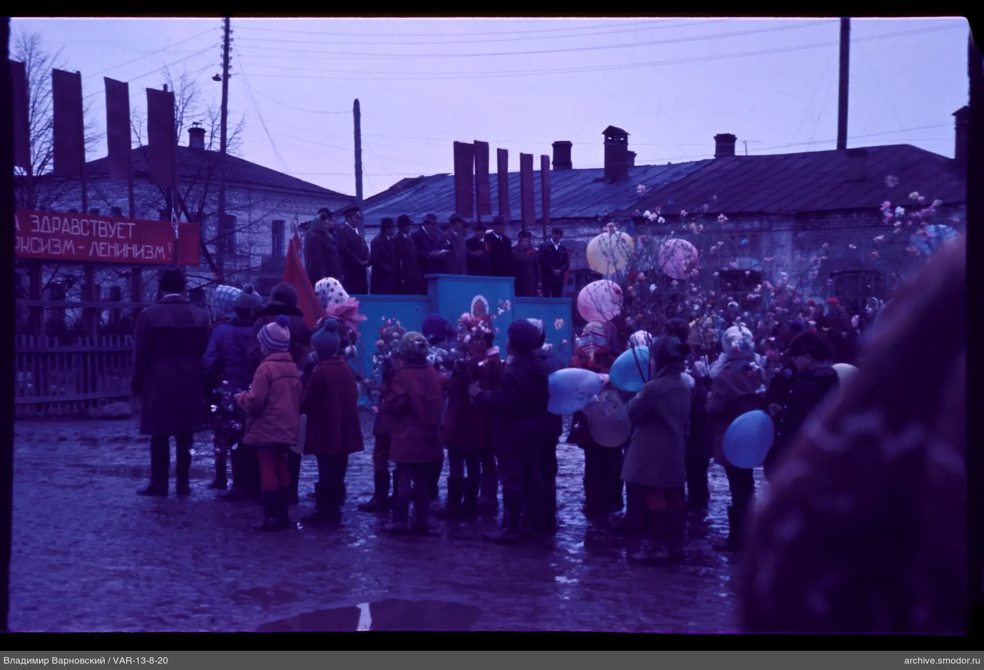 Gruppe von Kindern und Erwachsenen bei Veranstaltung