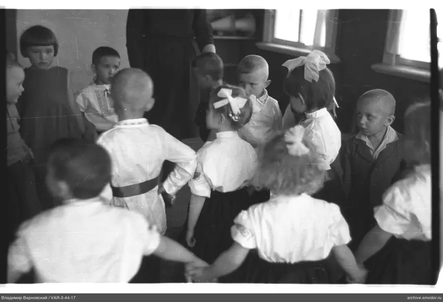 Gruppe von Kindern im Raum