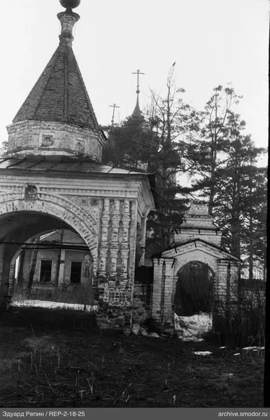 Два кирпичных арочных входа с крестами
