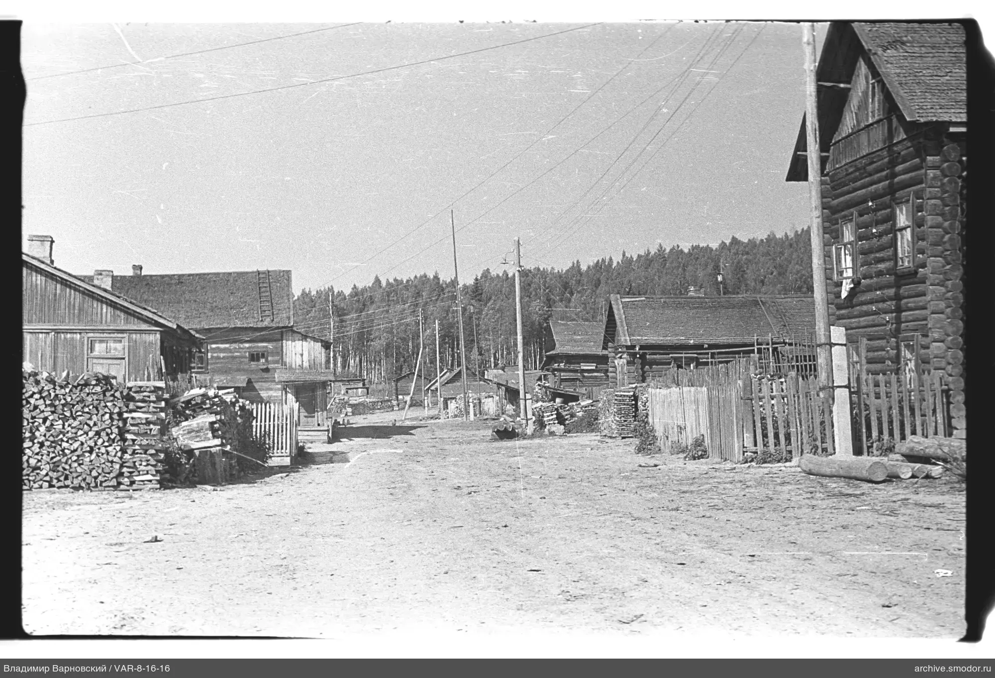 Dorfstraße mit Holzhäusern