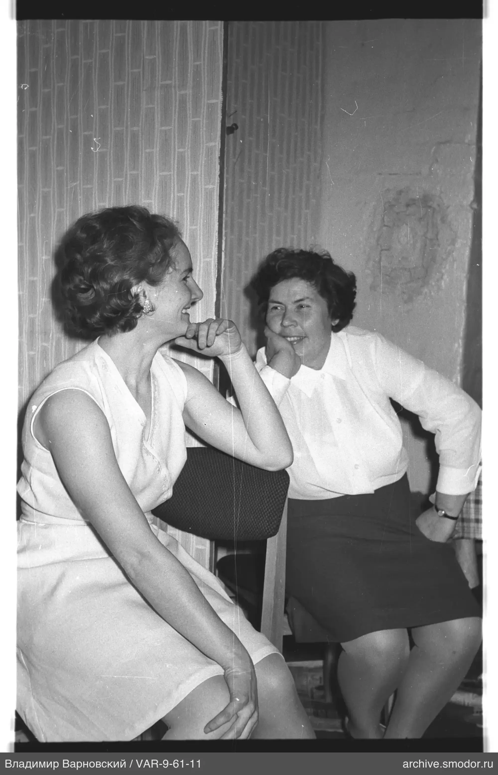 Две женщины на групповой фотосессии