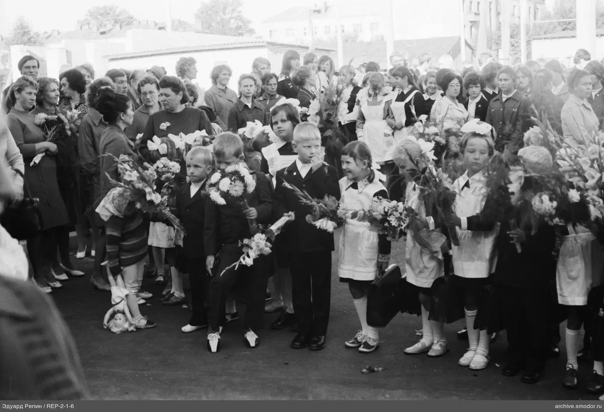 Kinder in Schuluniformen mit Blumen
