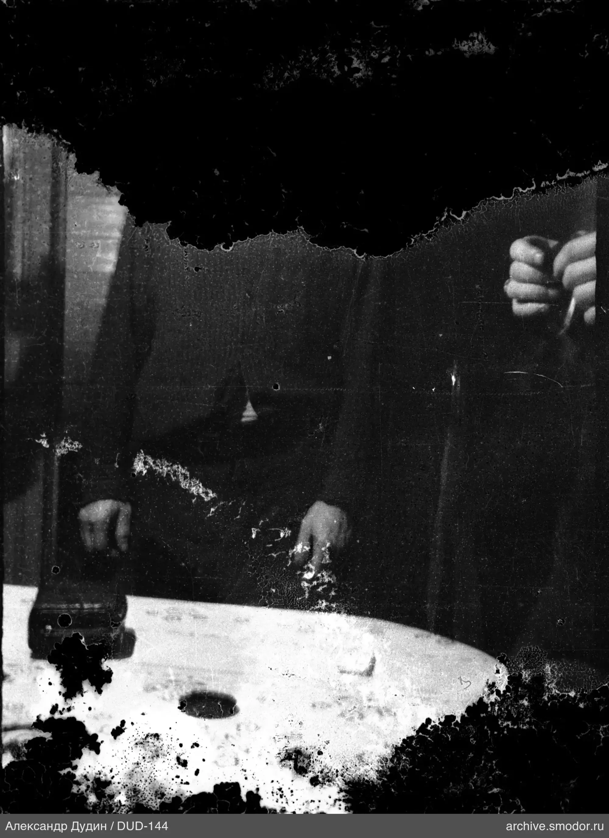 Часть стола и руки на фотографии