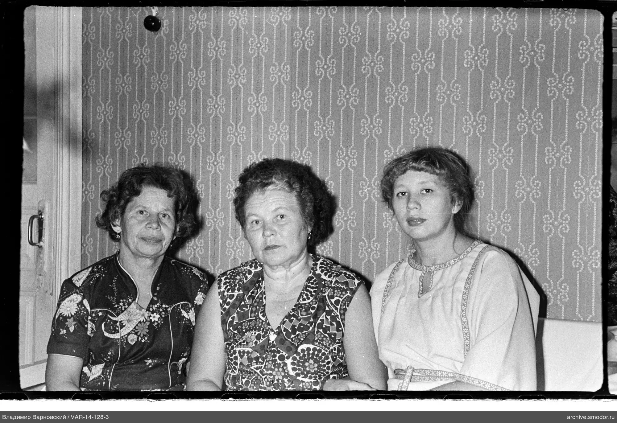 Gruppenporträt von drei Frauen auf Sofa