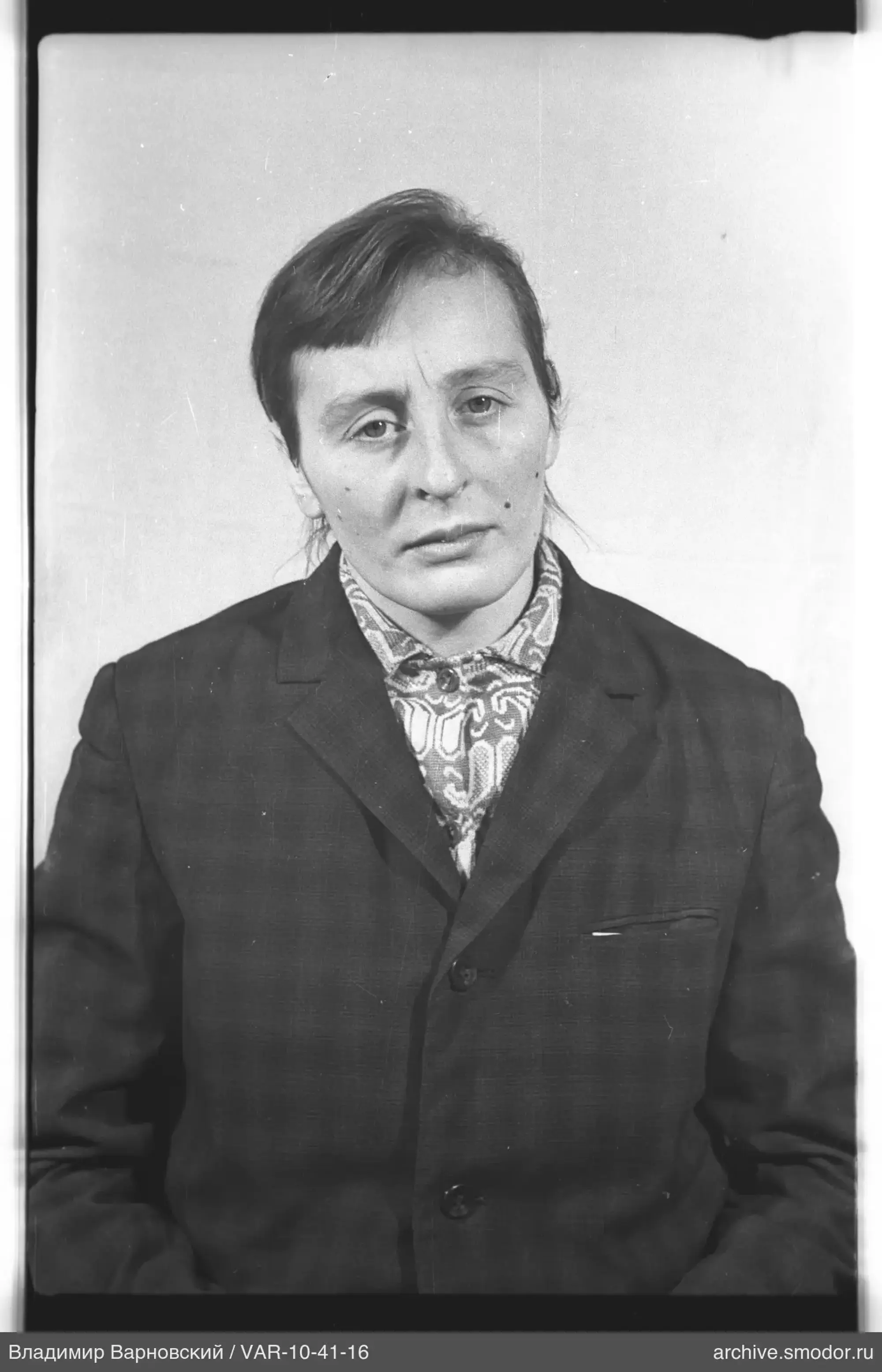 Портрет женщины в тёмном пиджаке