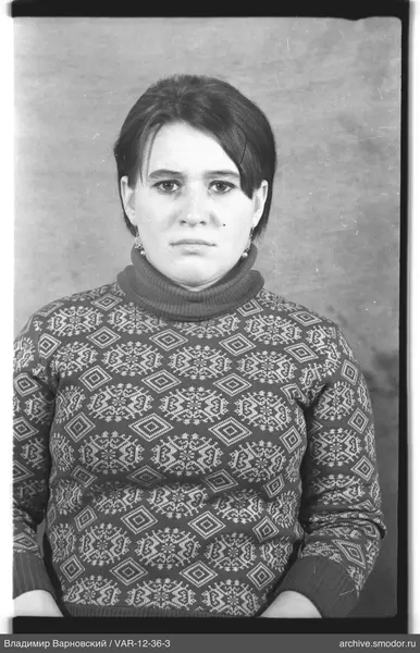 Porträt einer Frau im gemusterten Pullover