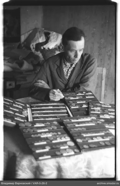 Man with coins and trays