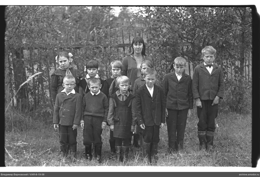 Gruppenporträt von Kindern und Frau