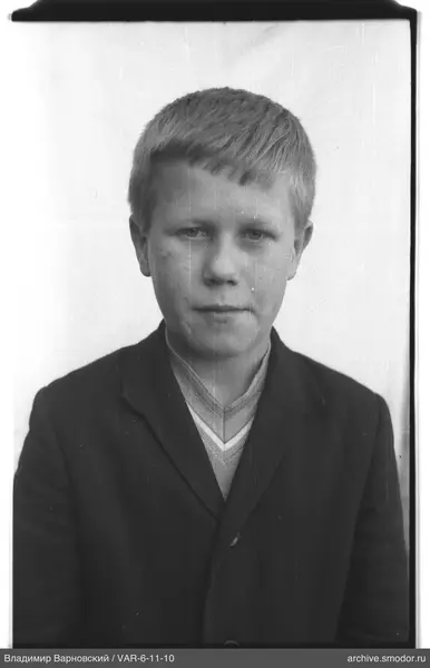 Porträt eines Jungen in Jacke und Pullover